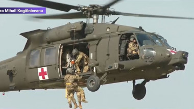 elicopter care helioporteaza doi militari