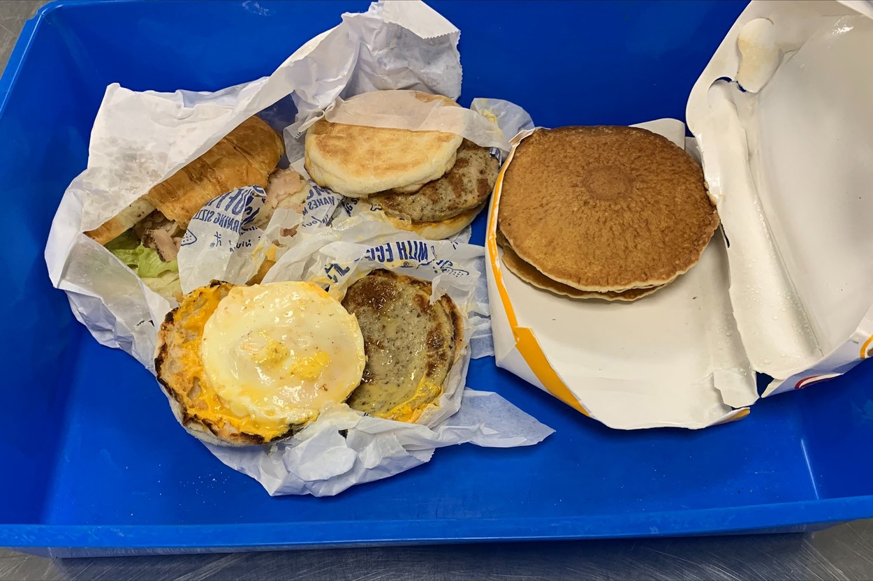 Amendă de 2.000 de dolari pentru un pasager care a transportat două sandvișuri, în Australia: „Va fi cea mai scumpă masă la McDonald's”
