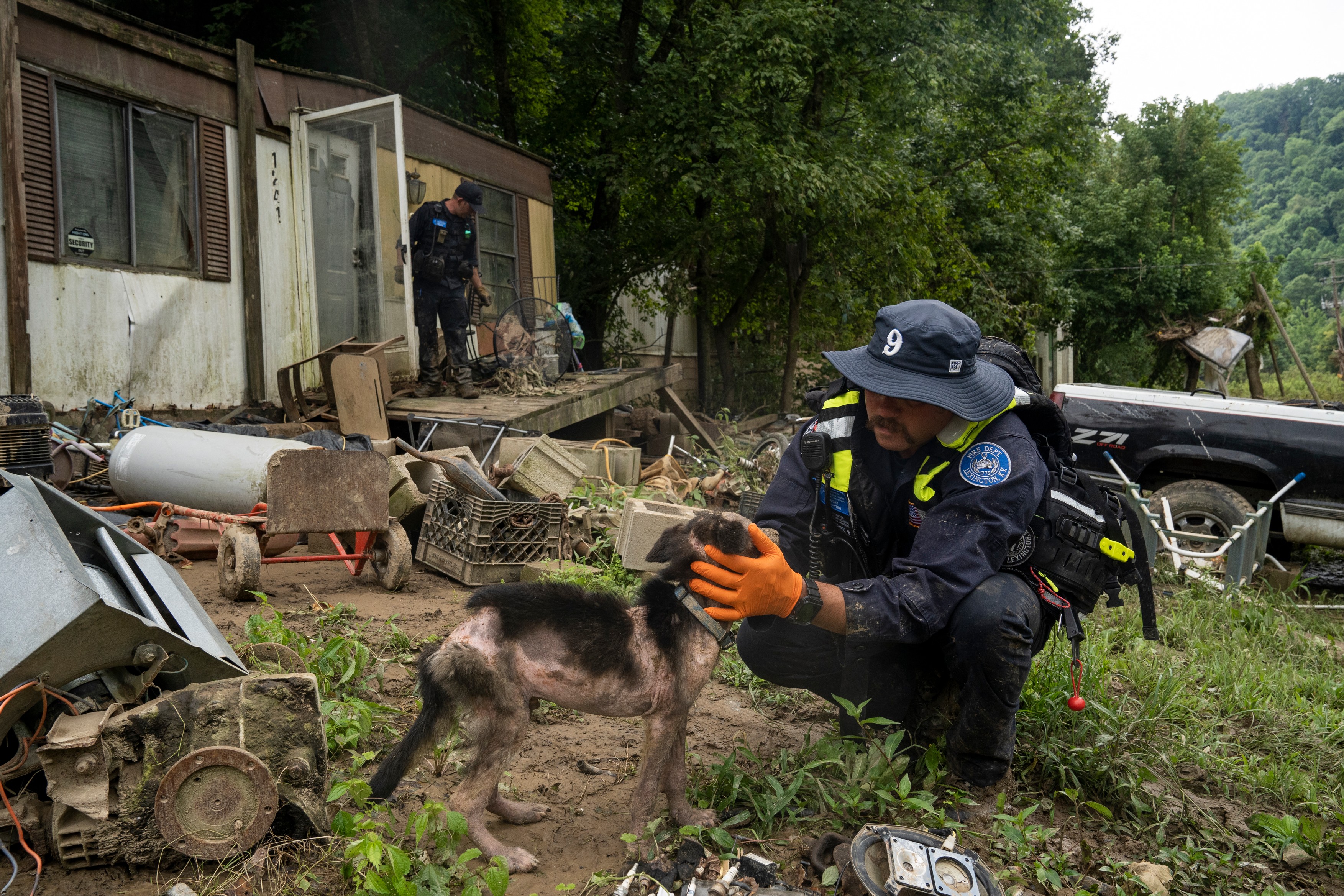 "Vom găsi cadavre săptămâni de acum încolo". În Kentucky devastat de inundații, salvatorii merg din uşă în uşă pentru a număra morții