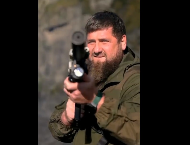 Comandantul trupelor TikTok. Kadîrov s-a filmat cum trage cu arma în inamici invizibili
