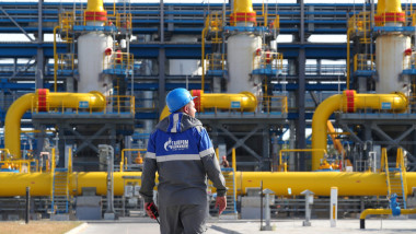 angajat gazprom in fata unor conducte de gaz