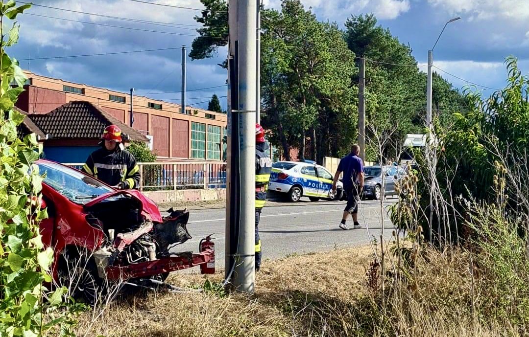 Mașină de poliţie, implicată într-un accident. Trei persoane au fost rănite, între care şi un agent