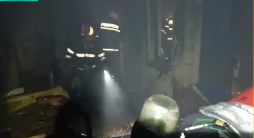 Incendiu de proporții la o pensiune din Vâlcea unde erau 40 de copii veniți în tabără. Jumătate dintre ei au ajuns la spital