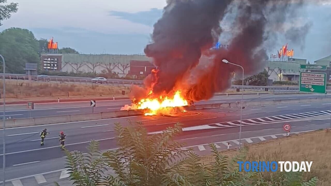Momentul în care un TIR românesc se răstoarnă pe o șosea din Italia și ia foc. Șoferul a murit carbonizat