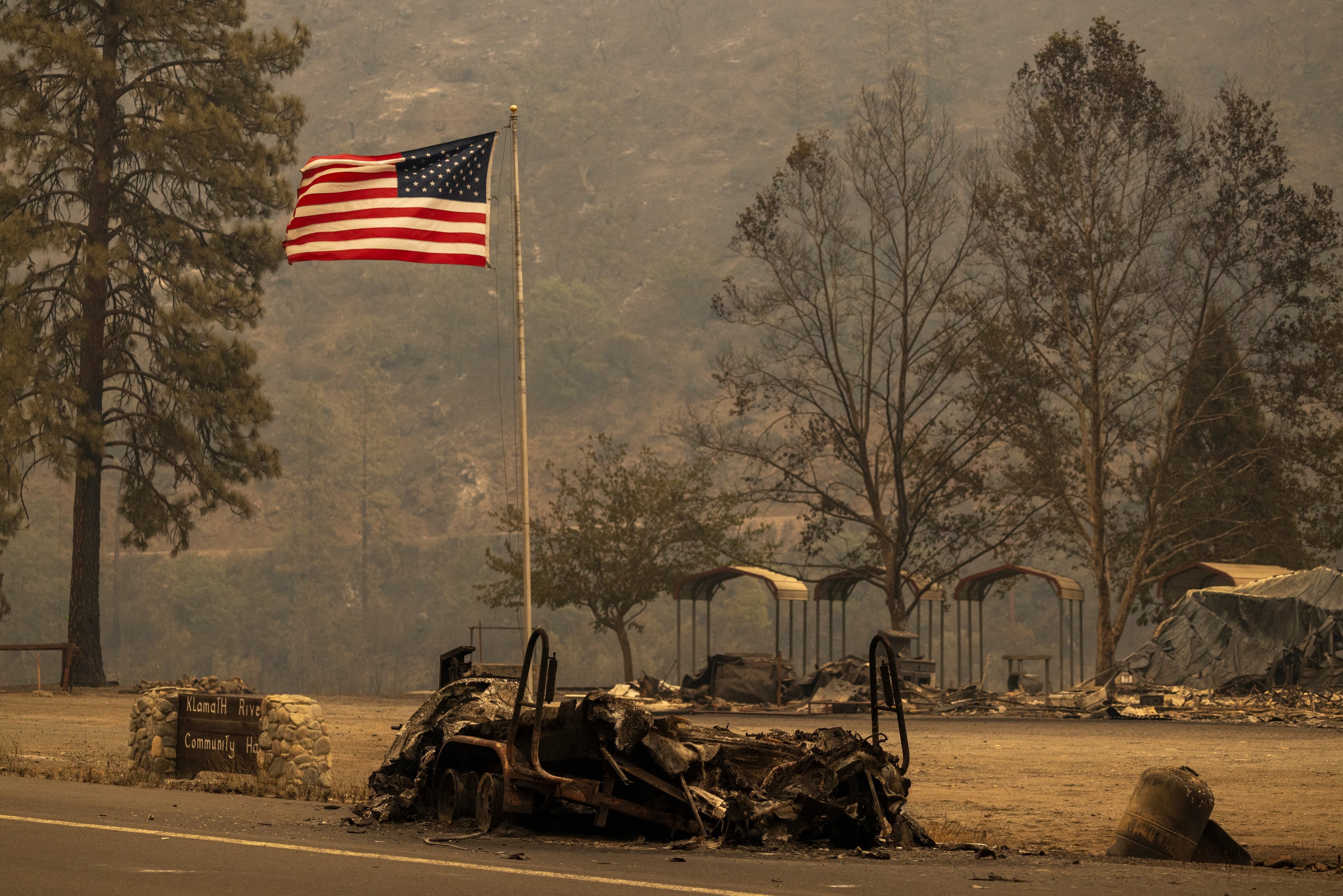 Doi oameni au ars în propria mașină, pe aleea casei. Incendiul din California se extinde atât de rapid, că oamenii nu mai apucă să fugă