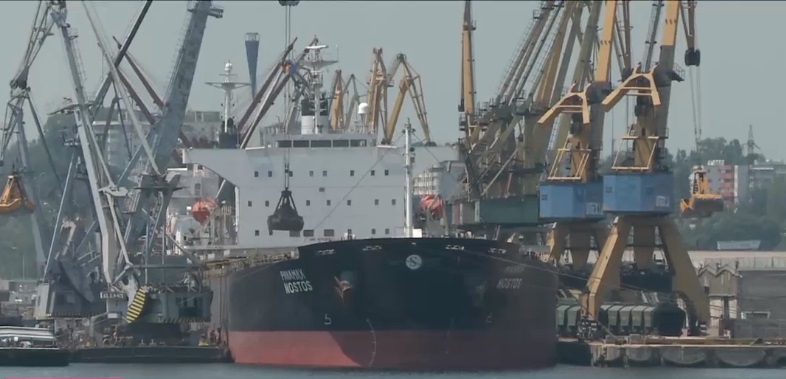 Blocaj pe brațul Sulina unde așteaptă 80 de vapoare. Problema s-ar putea rezolva dacă un bazin marin din zonă ar fi transformat în port