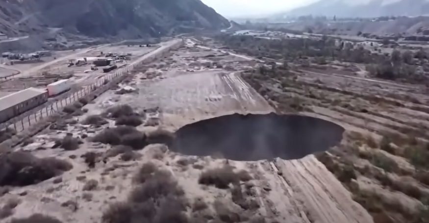 Autoritățile încearcă să dezlege misterul unui crater gigantic, cu diametrul de 25 de metri, apărut peste noapte în Chile