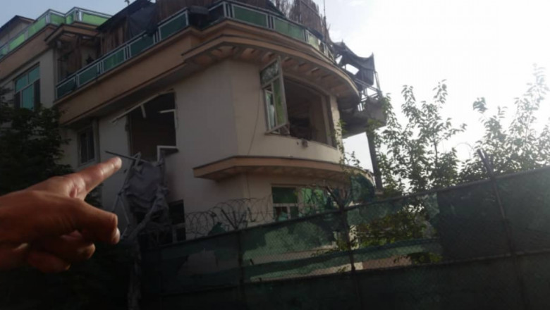o mână arată spre balconul casei unde a fost ucis, într-un atac cu dronă, fostul lider Al-Qaeda, Ayman al-Zawahiri