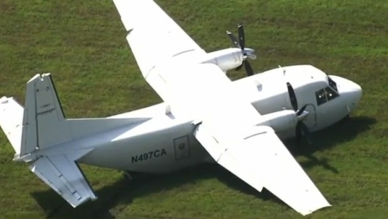 Avion aterizat de urgență pe iarbă