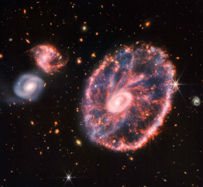 fotografie a trei galaxii făcută cu ajutorul unui telescop spațial