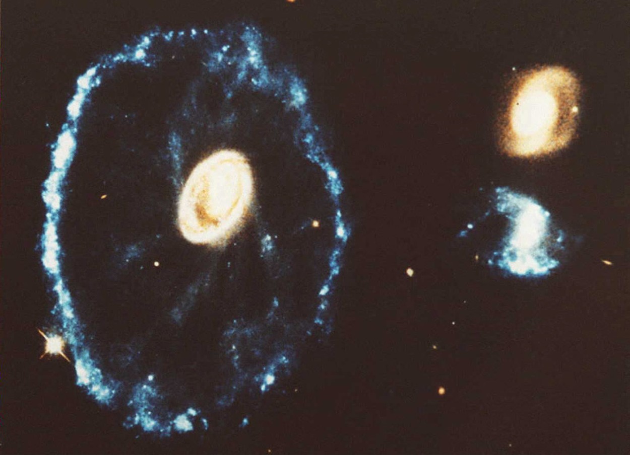 fotografie a trei galaxii făcută cu ajutorul unui telescop spațial