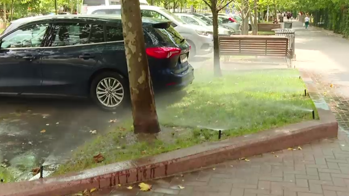 În timp ce unii români primesc apă cu porția din cauza secetei, în București aspersoarele udă haotic tot ce le stă în cale