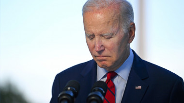 Joe Biden cu ochii închiși
