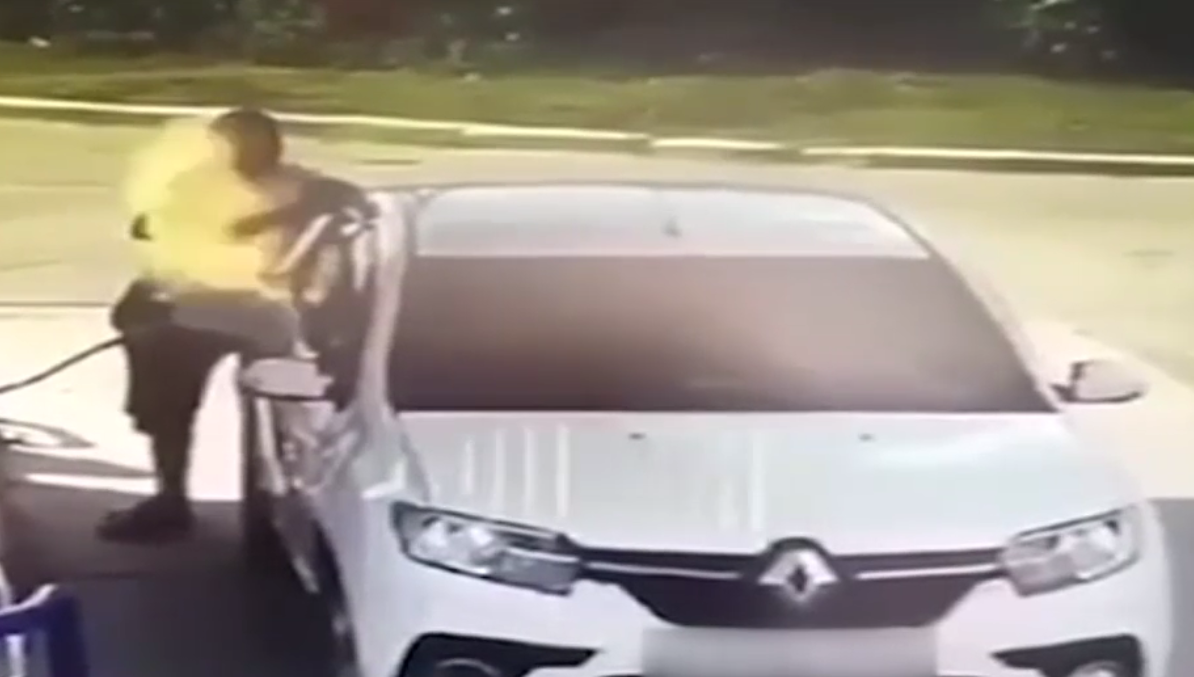 VIDEO. Incendiu într-o benzinărie din Rusia, după ce un taximetrist și-a aprins o țigară în timp ce alimenta