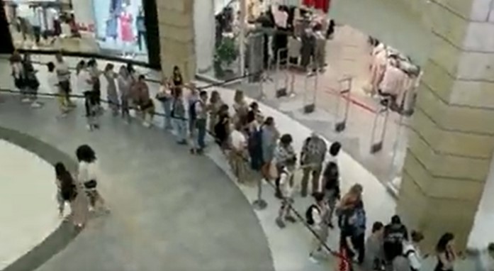 Rușii au stat la cozi la haine în mall-urile din Moscova, după ce un mare retailer a anunțat că vinde stocurile și iese de pe piață