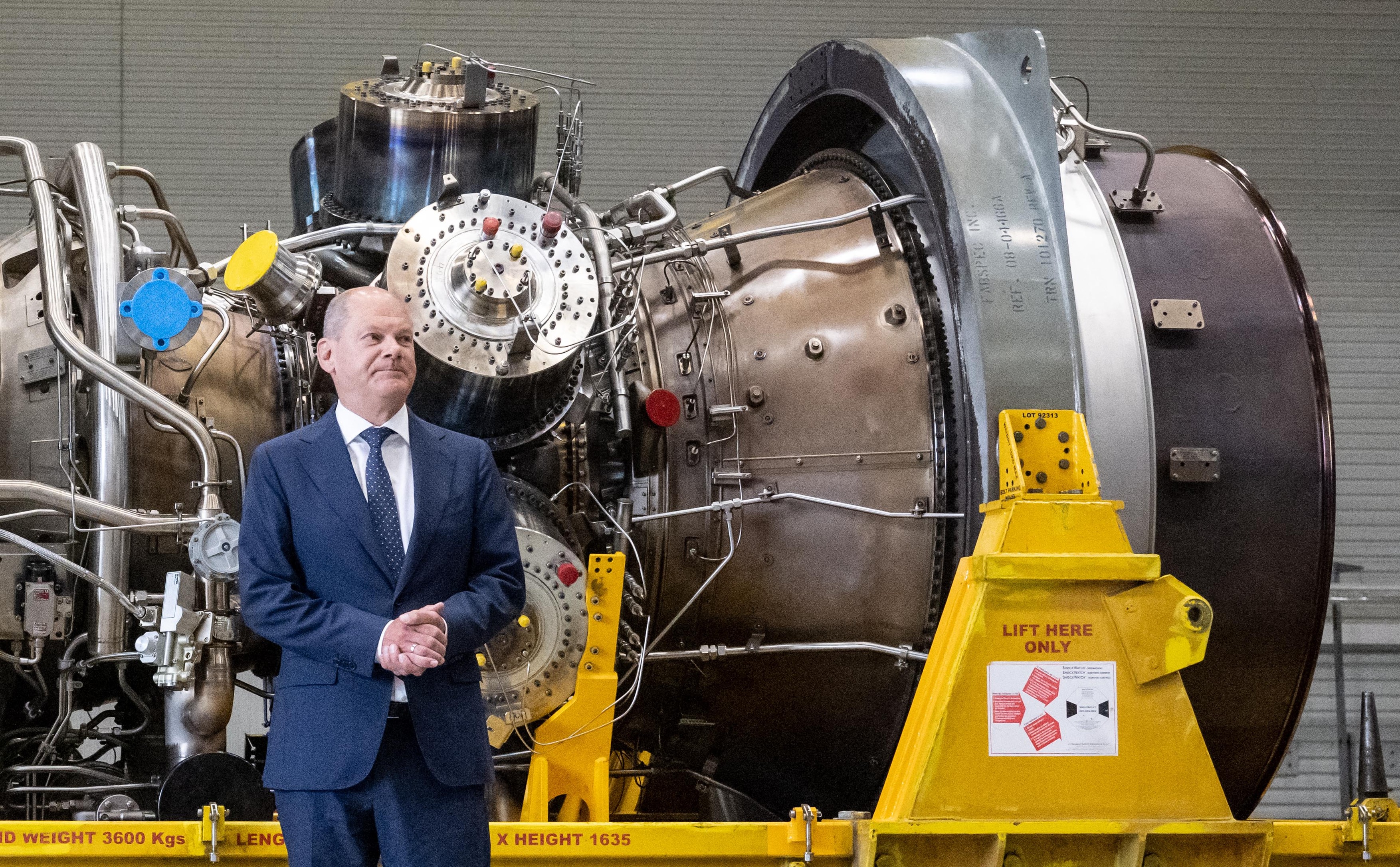 Scholz s-a fotografiat lângă turbina pentru Nord Stream: „Funcționează”. Cancelarul acuză Rusia că nu vrea să o ia înapoi