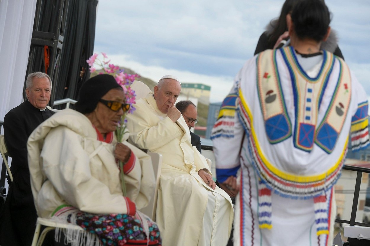 Papa Francisc spune că a simţit „ca o palmă peste faţă” mărturiile populaţiilor indigene: „A fost un moment dureros”
