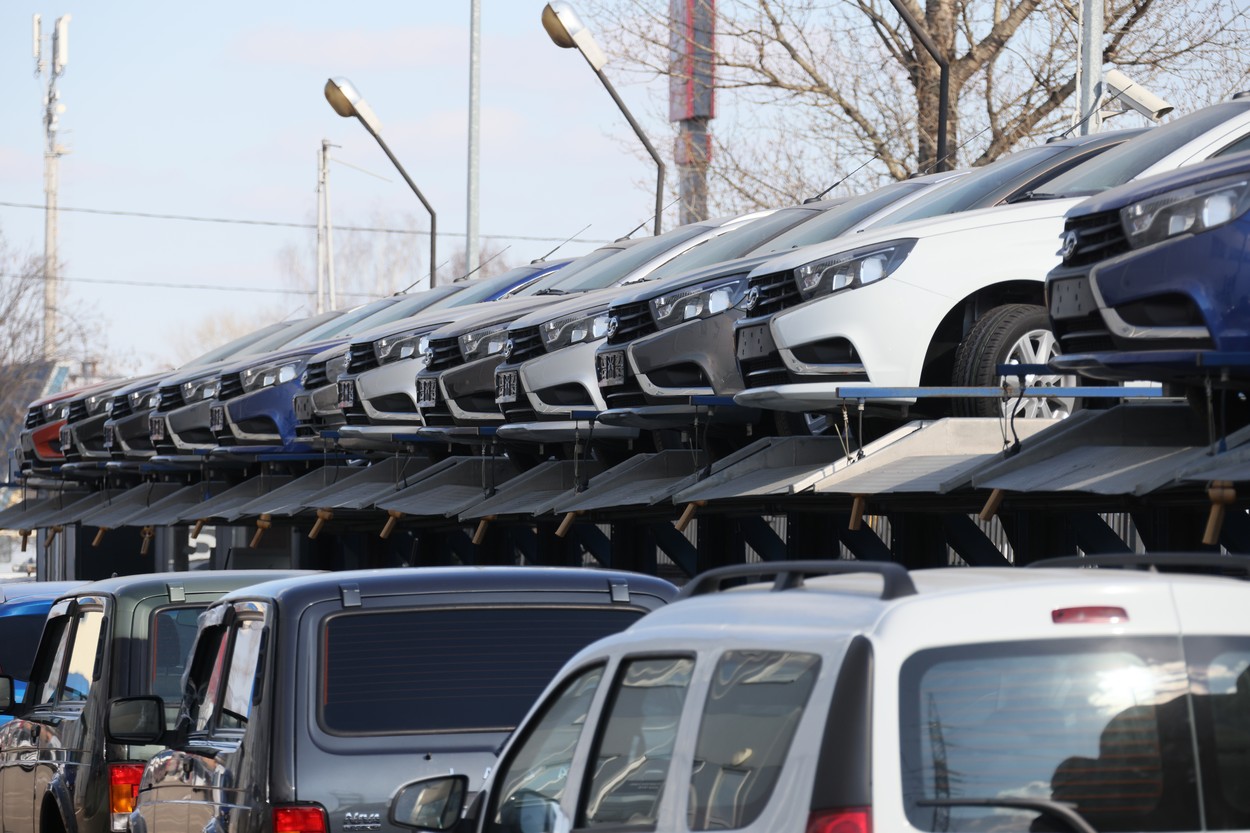 Rămas fără componente, cel mai mare poducător auto din Rusia le promite 3.000 de dolari angajaților care își dau demisia