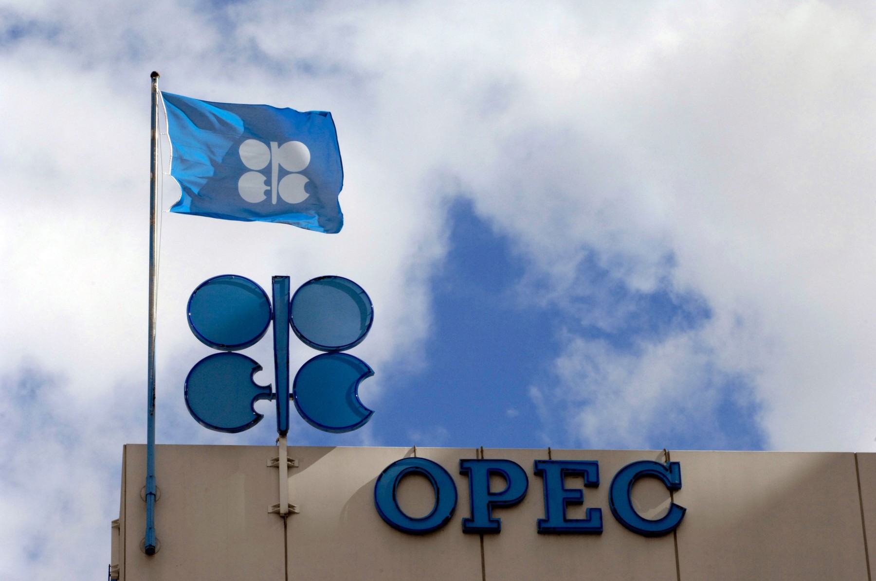 OPEC a decis o majorare „nesemnificativă” a producției de petrol