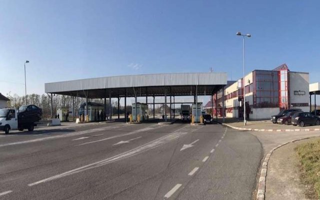 Poliţişti de frontieră de la Petea, cercetați pentru că ar fi luat mită de la transportatori pentru a evita controalele ANAF