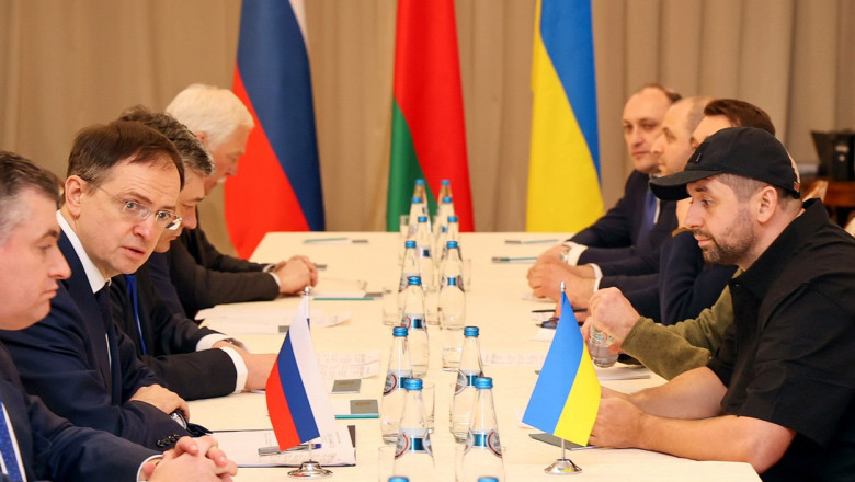 Echipe de negociere ale Rusiei și Ucrainei.