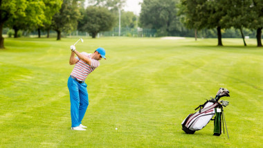 jucator de golf loveste cu crosa
