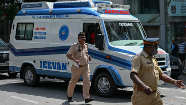 O ambulanță care transportă trupul lui Rakesh Jhunjhunwala pleacă de la un spital din Mumbai.