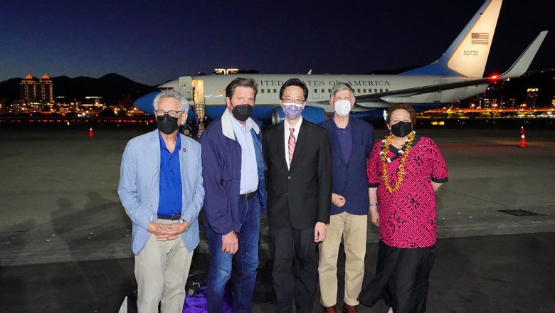 congresmeni americani pe aeroport la taiperi, dupa aterizare, pe intuneric