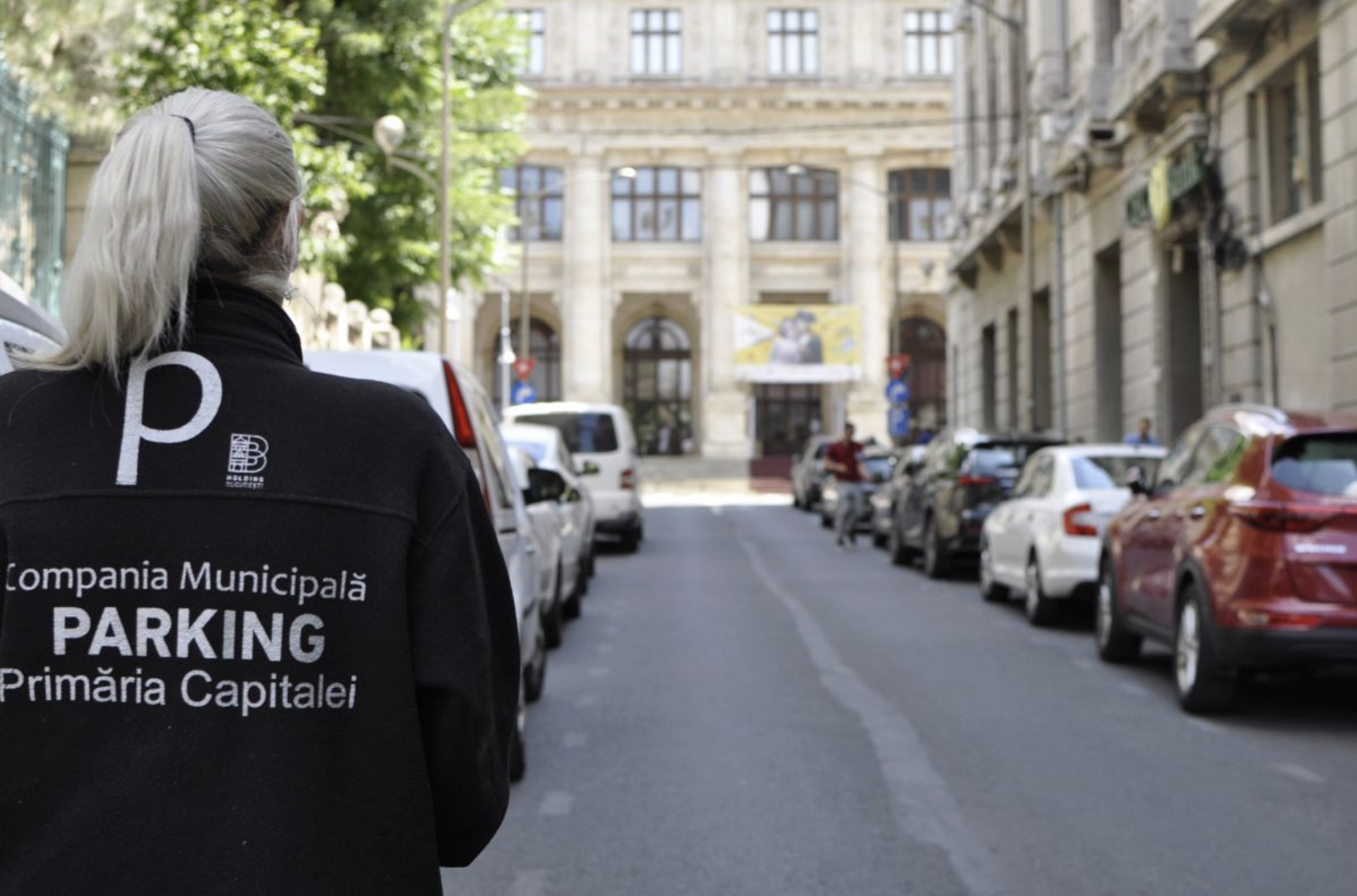 Amenzi și ridicarea mașinii pentru neplata parcării pe „locurile albastre” în București, de mâine. Cât costă un abonament