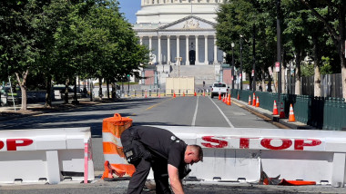 Un bărbat s-a împuşcat după ce s-a izbit cu maşina de o baricadă din apropierea Capitoliului
