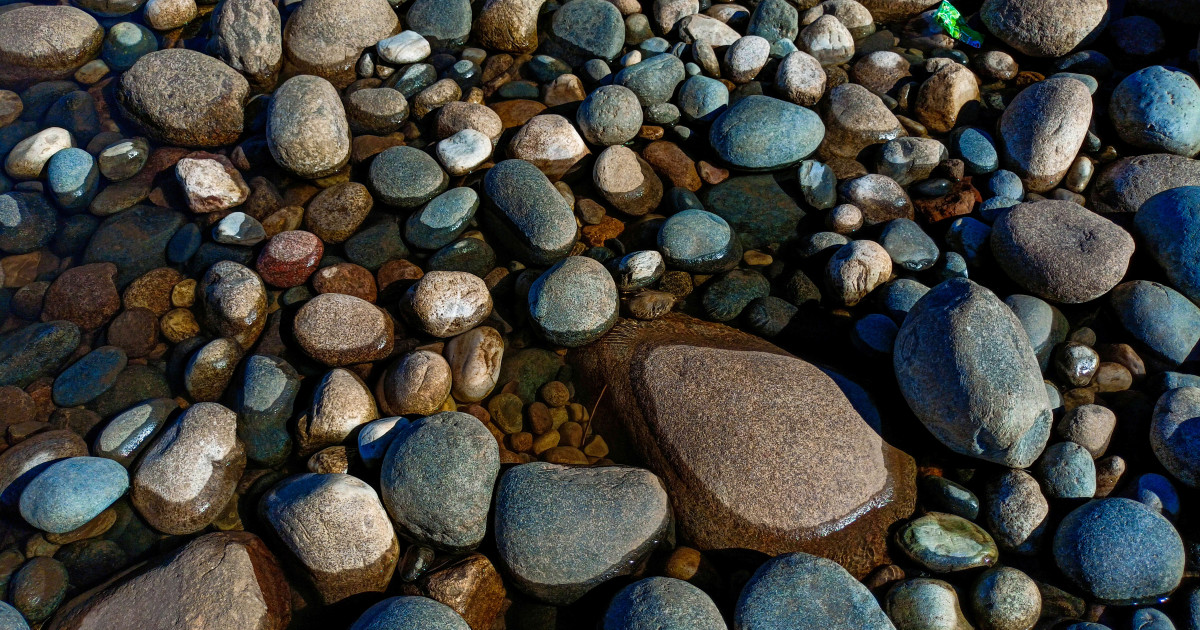 “Volevamo camminare lungo il bordo dell’acqua e l’acqua non c’era più”.  Il lago più grande d’Italia è sceso a un minimo storico