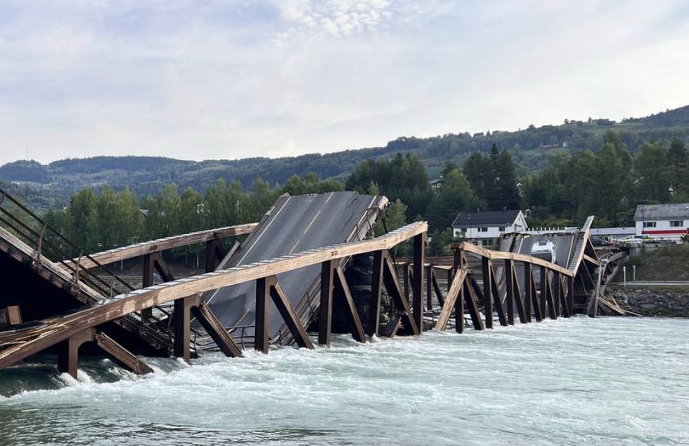 Un pod rutier s-a prăbuşit în sudul Norvegiei. Două mașini au căzut în apă