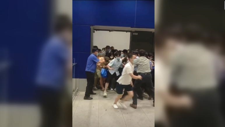 Poliția din Shanghai a încercat să carantineze un magazin Ikea cu toți clienții în interior. Chinezii s-au îmbulzit spre ieșire