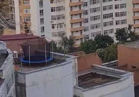 VIDEO. Trambulină pentru copii, montată pe acoperișul unui bloc cu 17 etaje, în Chişinău