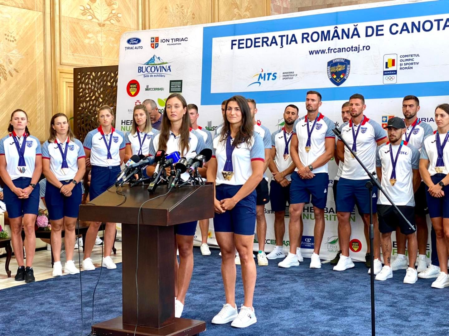 Canotorii români care au cucerit opt medalii la Munchen au revenit în țară. Imagini de la primirea lor, pe Otopeni
