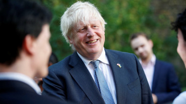 Boris Johnson râzând