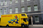 Duba galbenă în față la Downing Street nr. 10