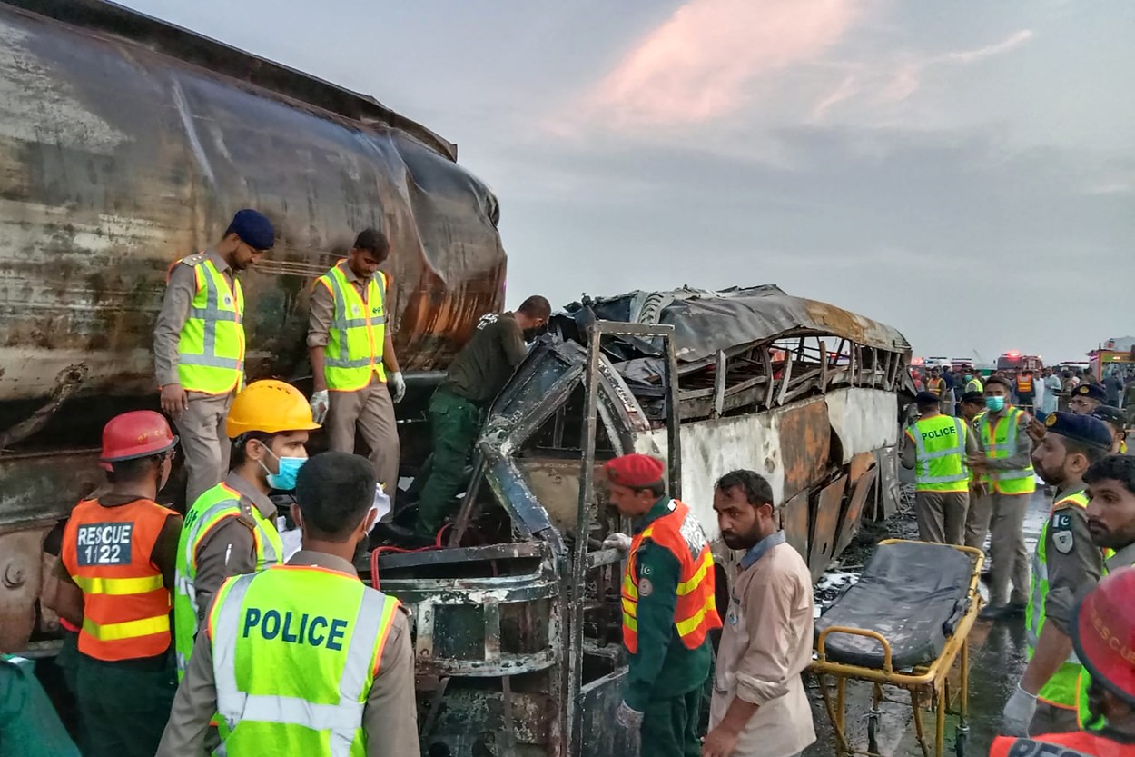 Accident îngrozitor în Pakistan. Pasageri arși de vii după ce un autobuz s-a ciocnit cu o cisternă