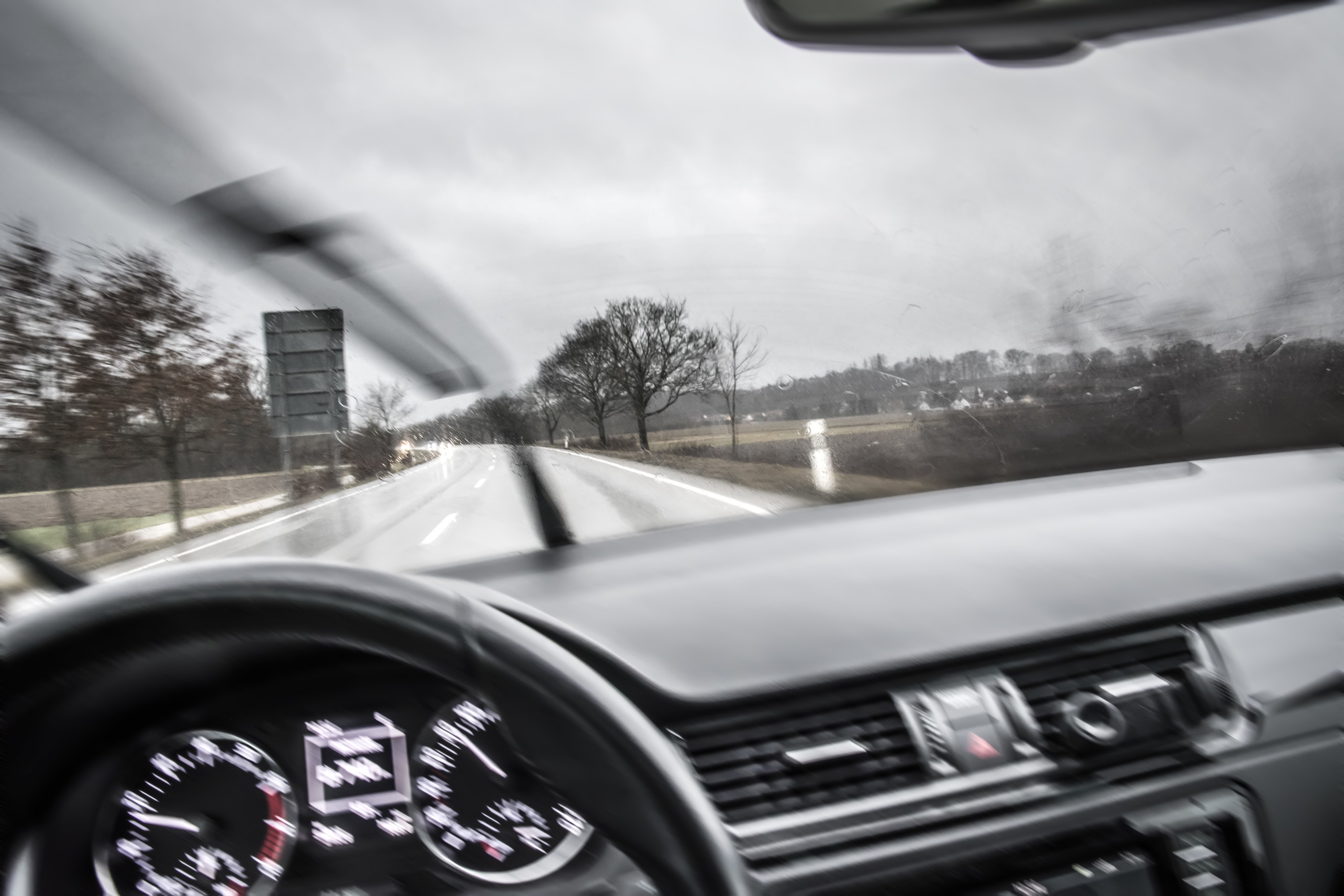 O mașină autonomă a intrat pe contrasens și a provocat un grav accident în Germania. Un om a murit și alți 9 au fost răniți