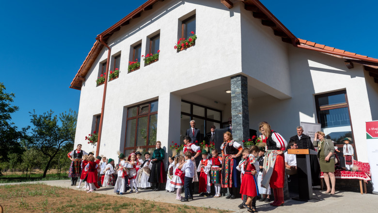 copii in port maghiar la gradinita huedin, inaugurare