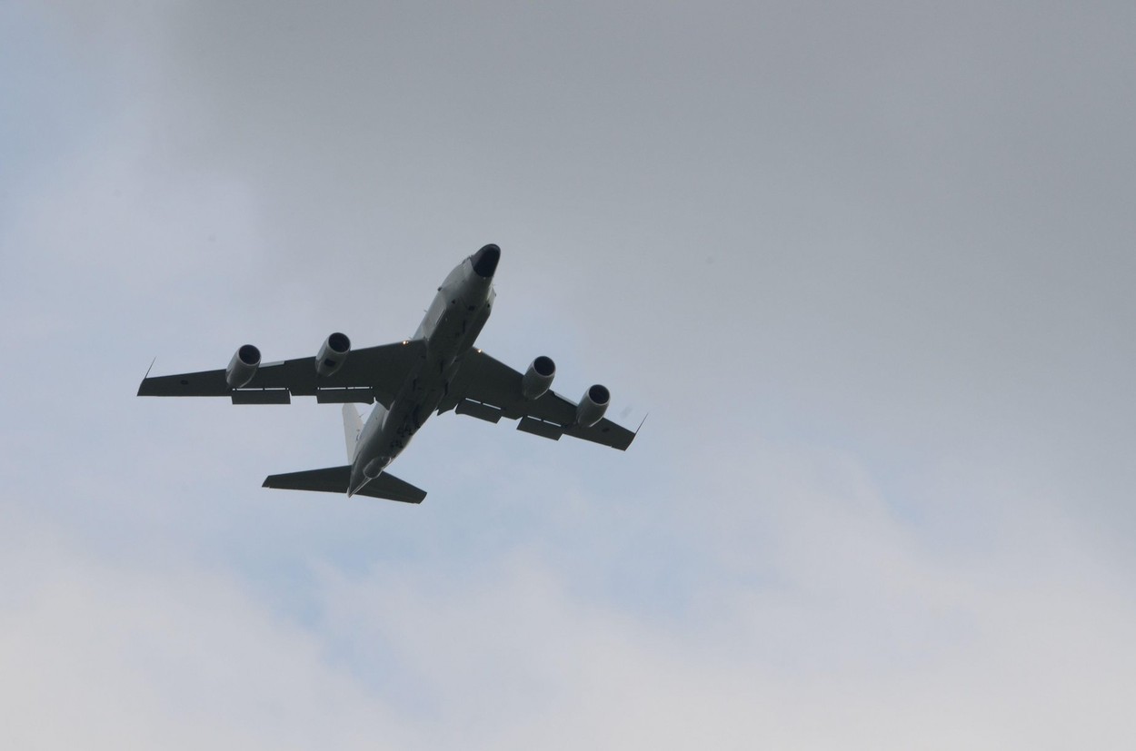 Cum îi trolează britanicii pe ruși. Moscova spune că Londra i-a cerut permisiunea ca un avion de spionaj să-i survoleze spațiul aerian