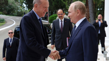 Erdogan îi strânge mâna lui Putin