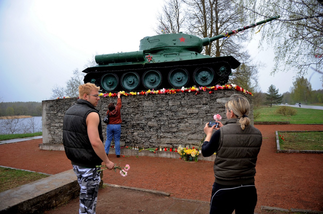 Estonia dă jos monumentele militare din perioada sovietică și începe cu un tanc T-34