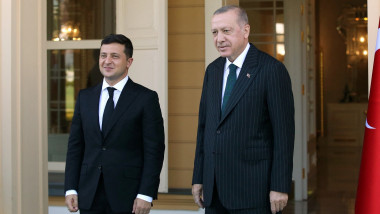 Turkish President Recep Tayyip Erdogan (R) and Ukrainian President Volodymyr Zelensky (L) posing for pictures during their joint press conference in Istanbul