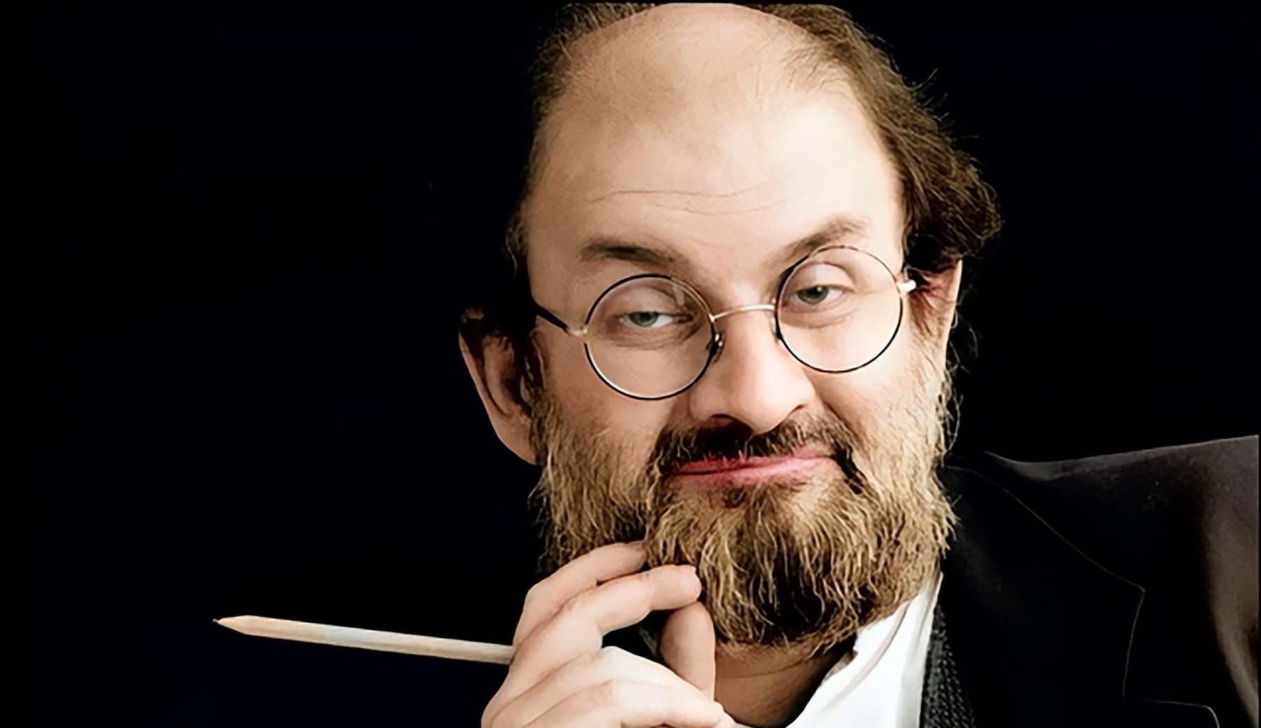 Salman Rushdie este conștient, dar ar putea să-și piardă un ochi. De câte ori l-a înjunghiat atacatorul său