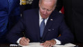Joe Biden semnează promulgarea unei legi