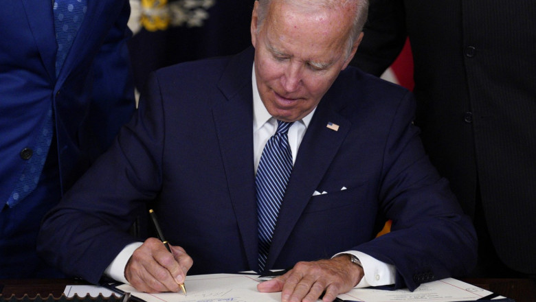 Joe Biden semnează promulgarea unei legi