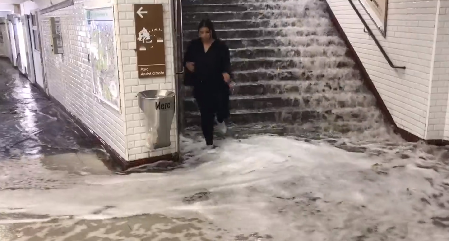 În Paris a plouat într-o oră cât într-o lună. Metroul a fost închis după ce apa s-a scurs pe scări și a inundat peroanele