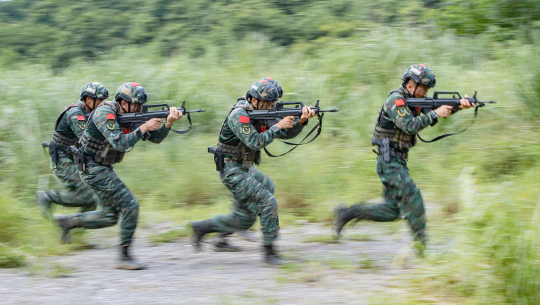 militari chinezi aleargă