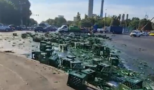 Sute de sticle cu bere au ajuns pe șosea la intrarea în Constanța, după ce un camion s-a răsturnat